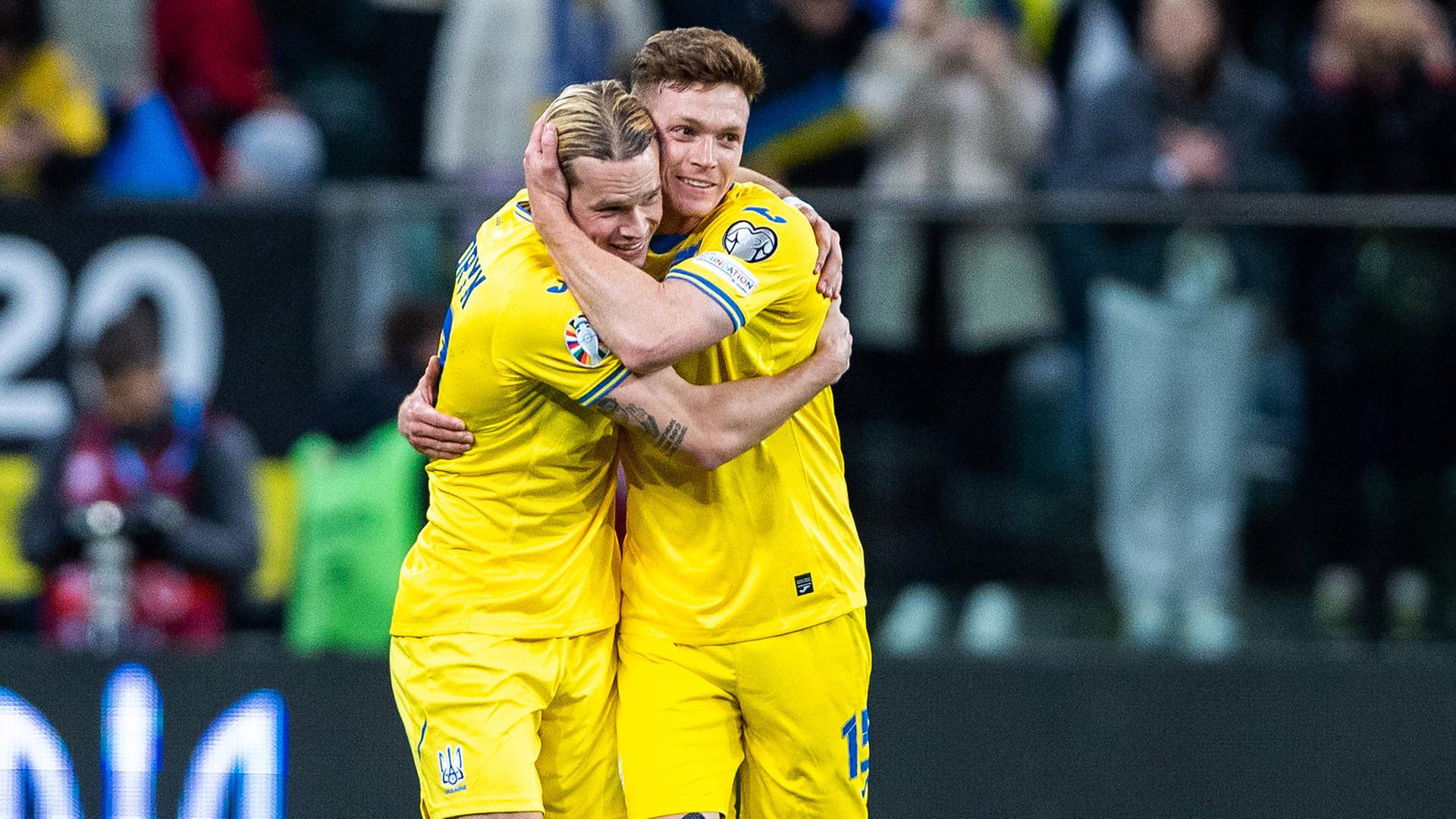 Mykhailo Mudryk und Viktor Tsygankov jubeln nach einem Tor, aufgenommen am 26.03.2024