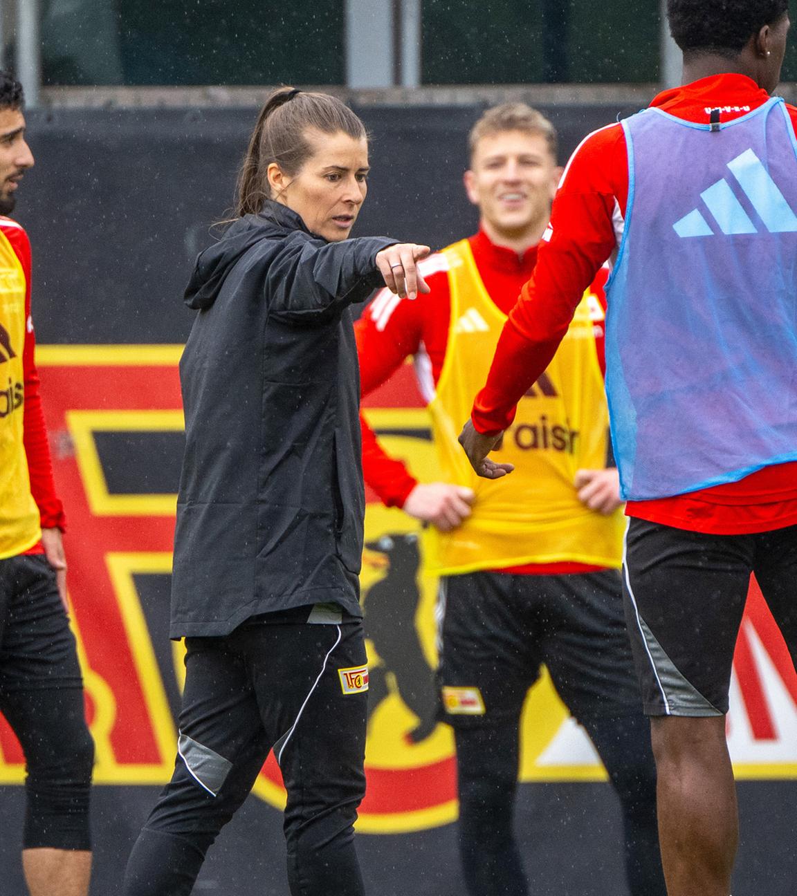 Livan Burcu (l-r), Tim Skarke und Derrick Köhn erhalten Anweisungen von Trainerin Marie-Louise Eta (2.v.l), aufgenommen am 14.04.2026