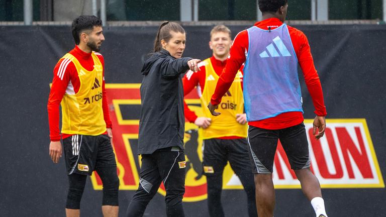 Livan Burcu (l-r), Tim Skarke und Derrick Köhn erhalten Anweisungen von Trainerin Marie-Louise Eta (2.v.l), aufgenommen am 14.04.2026