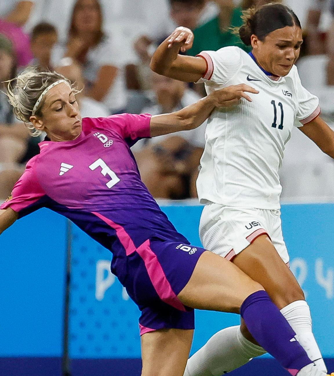 Kathrin Hendrich (Deutschland) und Sophia Smith (USA) kämpfen um den Ball.