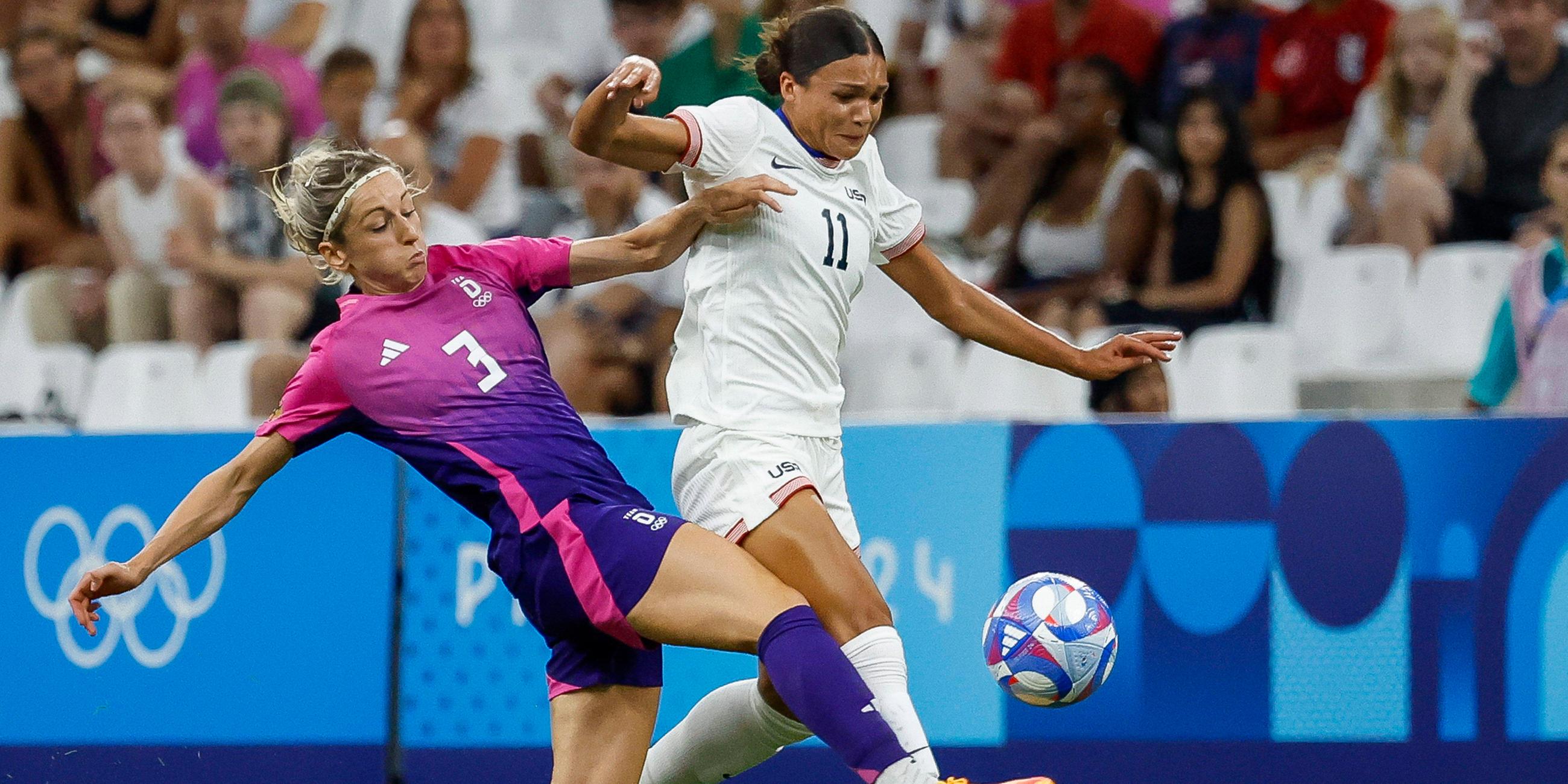 Kathrin Hendrich (Deutschland) und Sophia Smith (USA) kämpfen um den Ball.