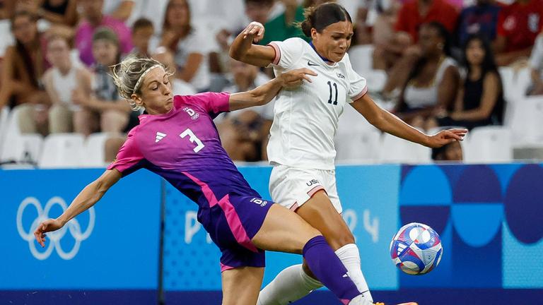 Kathrin Hendrich (Deutschland) und Sophia Smith (USA) kämpfen um den Ball.