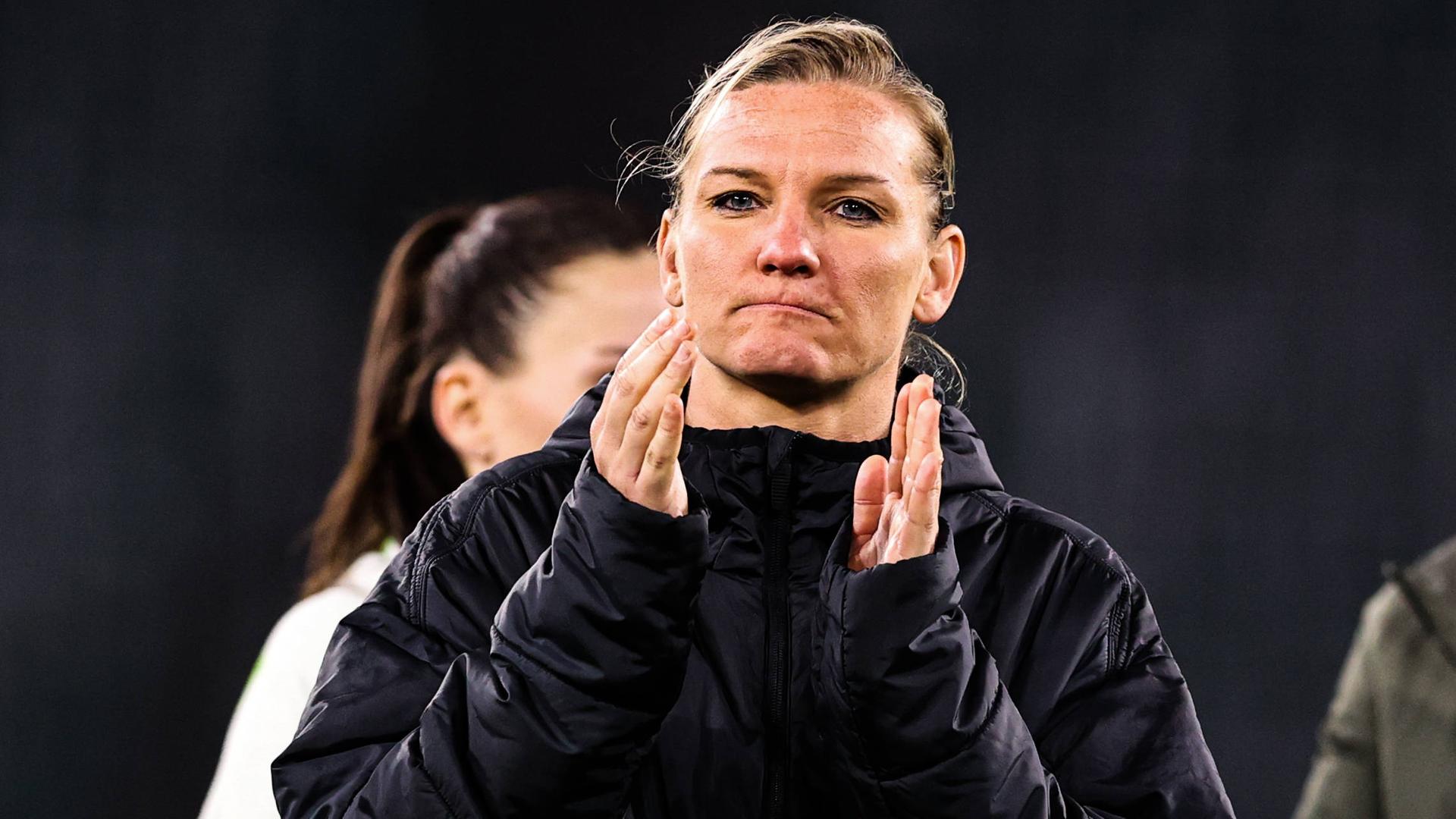 Alexandra Popp klatscht in die Hände.