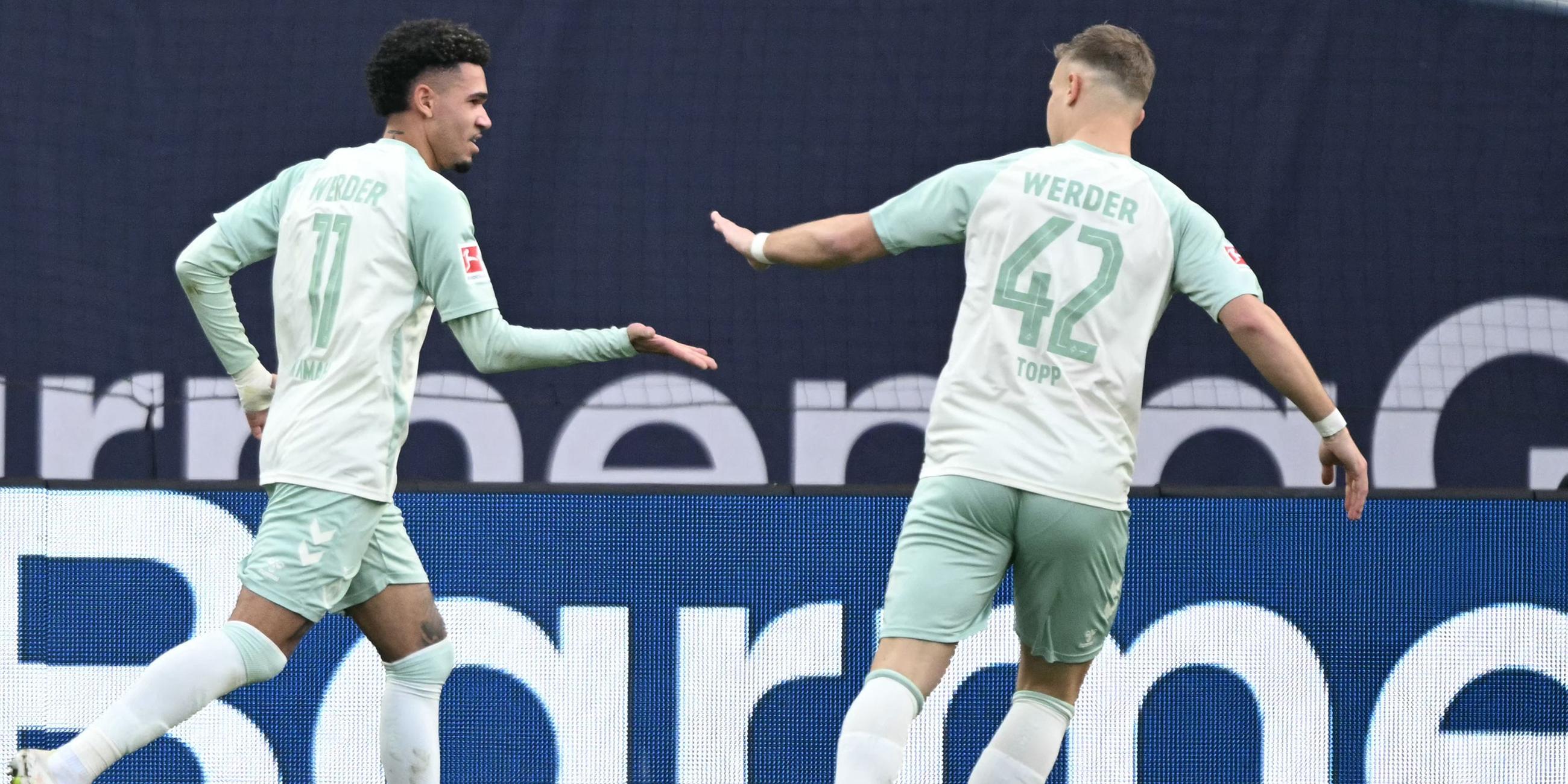 Fußball: Die Werder-Spieler Njinmah und Topp.