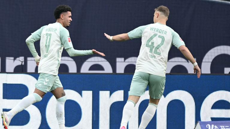 Fußball: Die Werder-Spieler Njinmah und Topp.