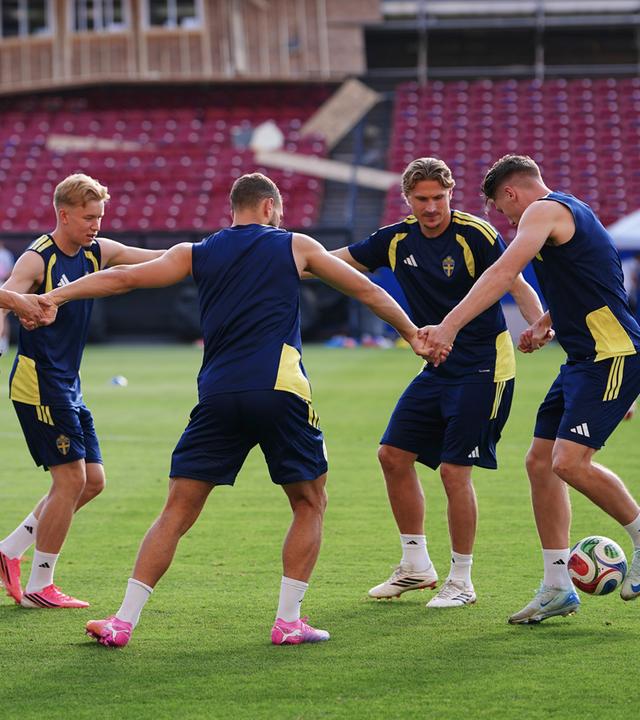 Von den Tribünen des Toyota Stadiums aus sind Abrissarbeiten zu sehen, während die schwedischen Spieler vor ihrem WM-Gruppenspiel (Gruppe F) eine Trainingseinheit absolvieren. 
