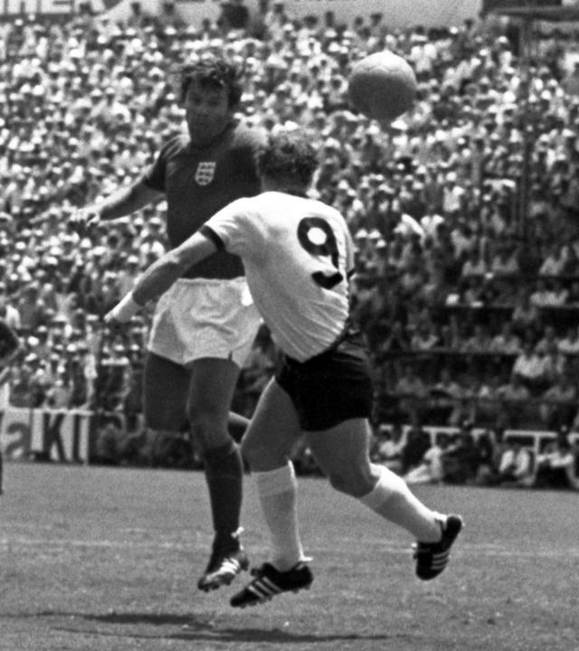 Uwe Seeler trifft am 14. Juni 1970 im WM-Viertelfinale gegen England mit dem Hinterkopf zum zwischenzeitlichen 2:2.
