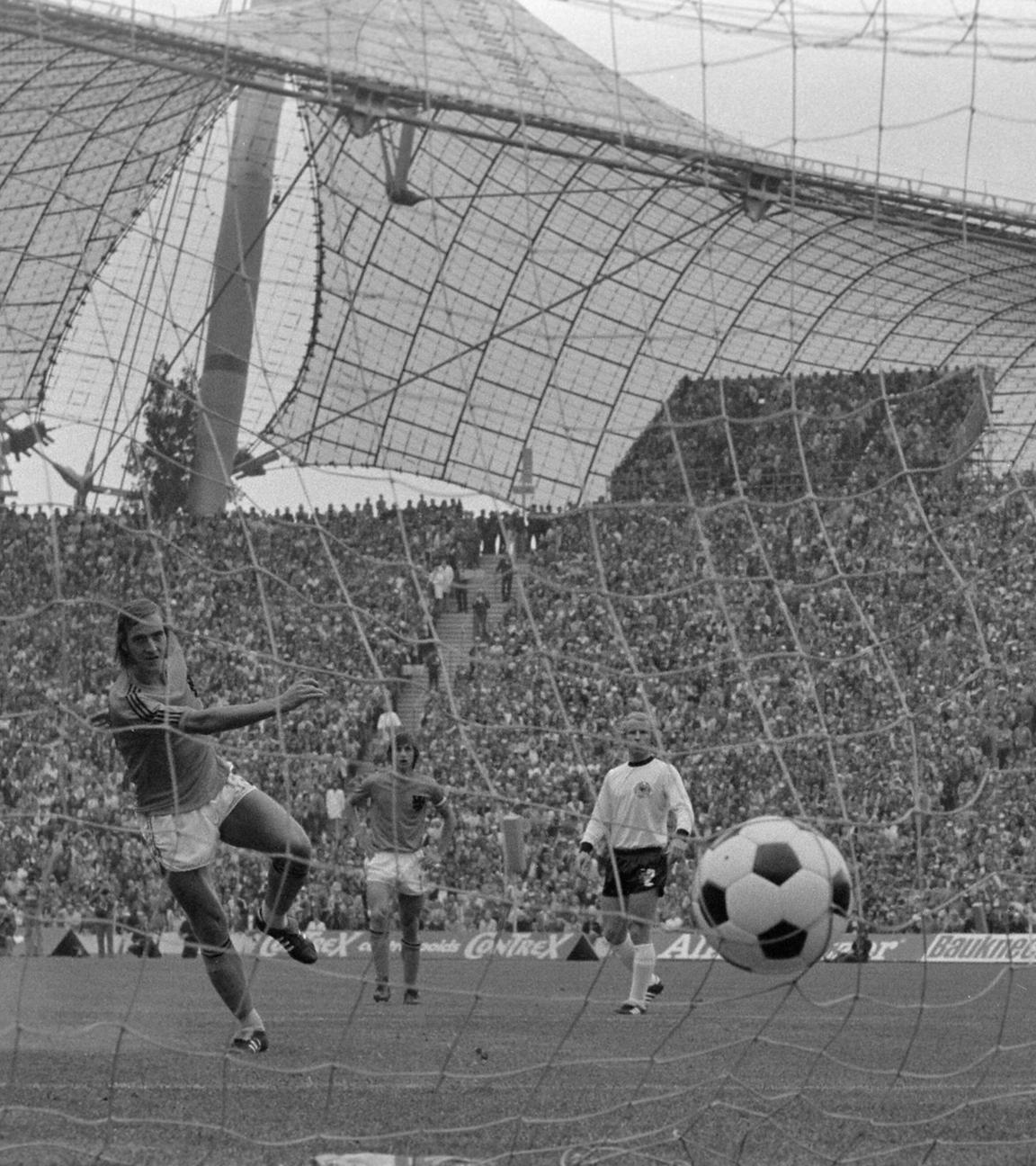 Fußball, WM, 1974, Finale, Deutschland - Holland: Johan Neeskens (Holland links) trifft per Elfmeter zum 0:1 gegen Sepp Maier (Deutschland)