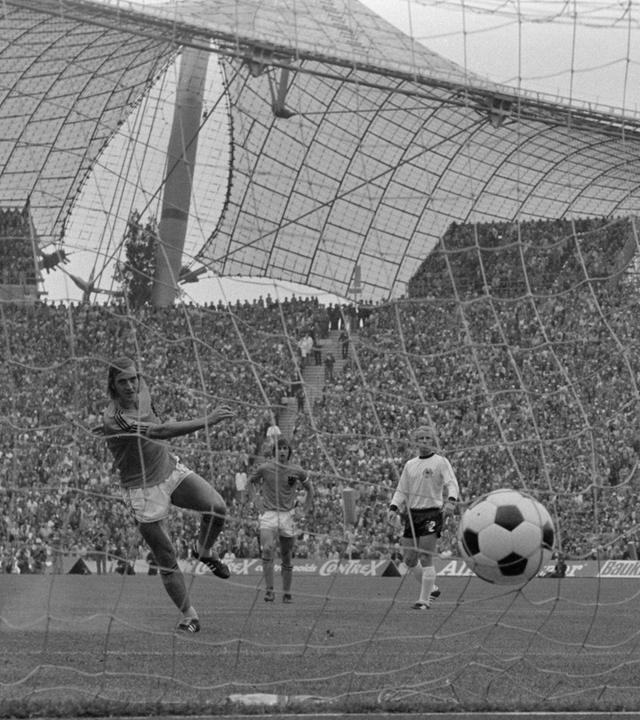 Fußball, WM, 1974, Finale, Deutschland - Holland: Johan Neeskens (Holland links) trifft per Elfmeter zum 0:1 gegen Sepp Maier (Deutschland)
