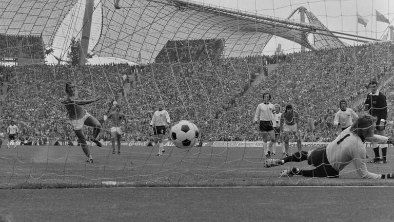 Fußball, WM, 1974, Finale, Deutschland - Holland: Johan Neeskens (Holland links) trifft per Elfmeter zum 0:1 gegen Sepp Maier (Deutschland)