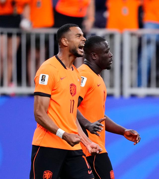 Brian Brobbey aus den Niederlanden jubelt, nachdem er gemeinsam mit seinem Teamkollegen Cody Gakpo das erste Tor seiner Mannschaft im Spiel gegen Schweden erzielt hat