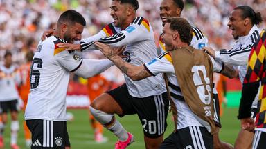 Deniz Undav (l-r, Deutschland), Nadiem Amiri (Deutschland), Felix Nmecha (Deutschland), David Raum (Deutschland) und Leroy Sané (Deutschland) jubeln