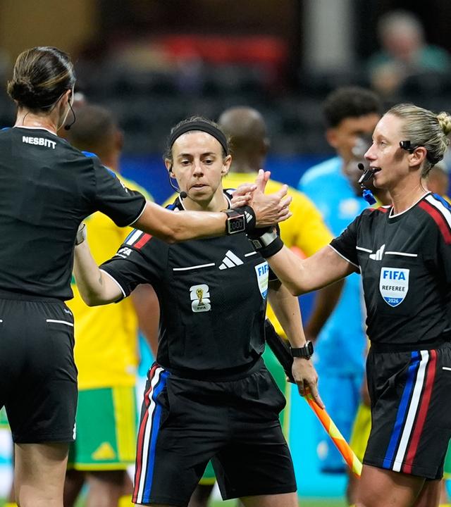 Im WM-Spiel zwischen Tschechien und Südafrika gibt Schiedsrichterin Tori Penso (r) Assistentinnen Kathryn Nesbitt (l) und Brooke Mayo die Hand.
