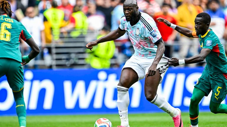 Romelu Lukaku im Zweikampf mit Idrissa Gueye