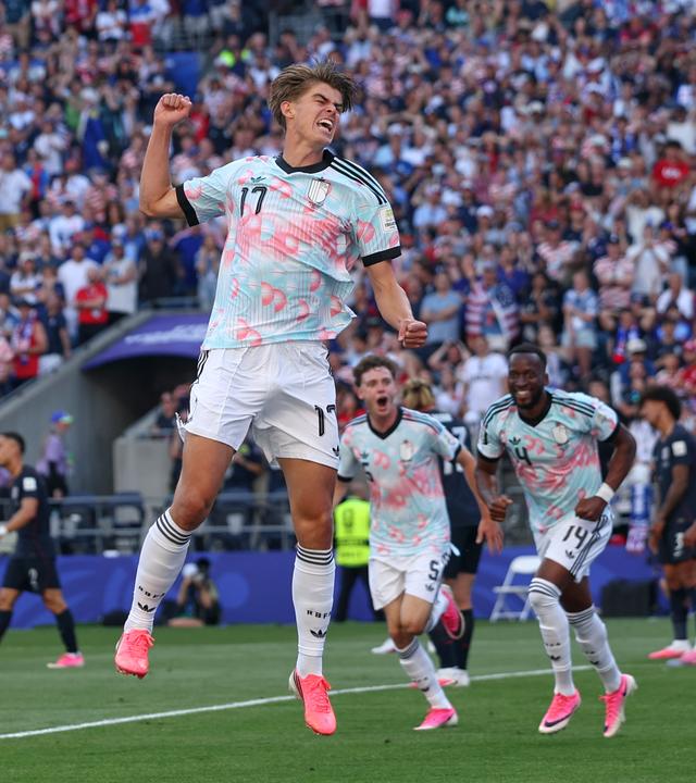 Der Belgier Charles De Ketelaere (17) jubelt, nachdem er im WM-Achtelfinalspiel zwischen den USA und Belgien am  6. 7. 2026, in Seattle den Führungstreffer für seine Mannschaft erzielt hat. 