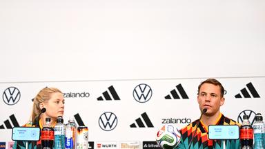Torhüter Manuel Neuer und DFB-Pressesprecherin Franziska Wülle nehmen an der Pressekonferenz teil.