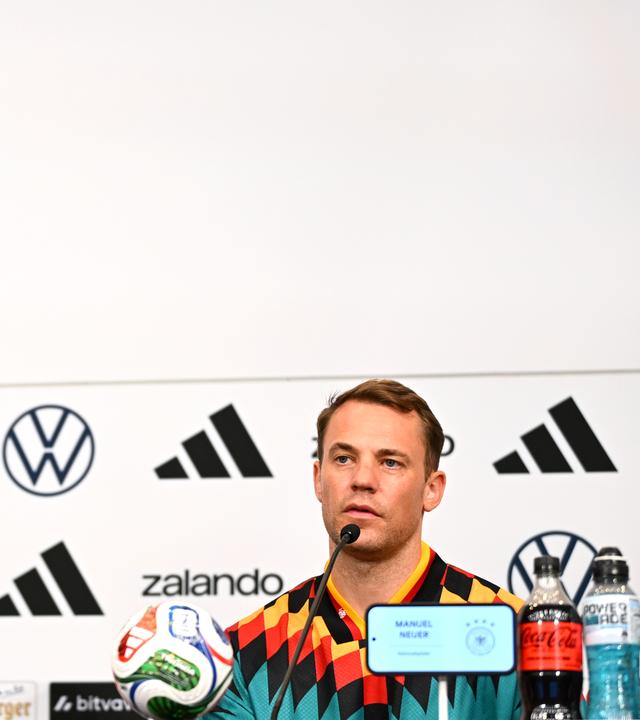 Torhüter Manuel Neuer und DFB-Pressesprecherin Franziska Wülle nehmen an der Pressekonferenz teil.