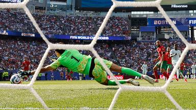 Ousmane Dembelé erzielt das 2:0 für Les Bleus.
