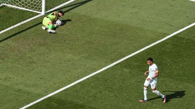Marokkos Torhüter Bono pariert einen Foulelfmeter von Kylian Mbappé.