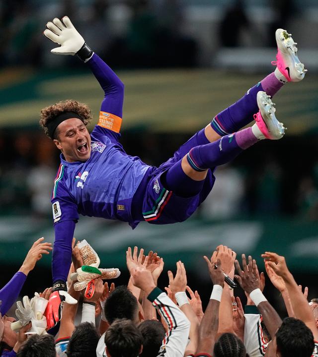Der mexikanische Torwart Guillermo Ochoa (13) wird von seiner Mannschaft nach dem WM-Gruppenspiel der Gruppe A zwischen Tschechien und Mexiko in Mexiko-Stadt am 24. 6. 2026, gefeiert. 