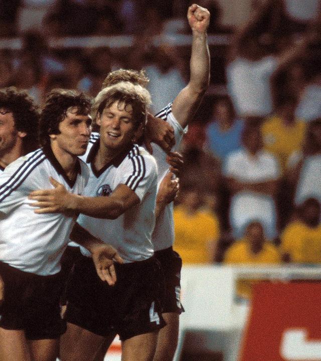 Jubelt über Fischers Ausgleichstor im WM-Halbfinale 1982 in Spanien
