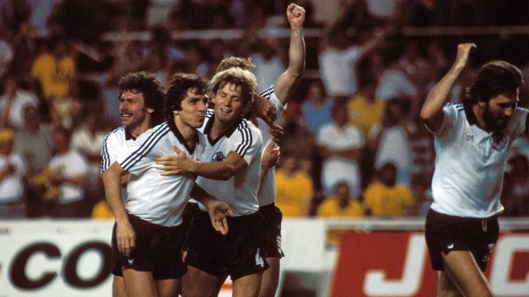 Jubelt über Fischers Ausgleichstor im WM-Halbfinale 1982 in Spanien