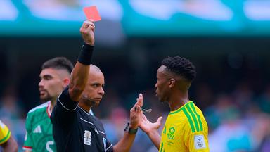 Schiedsrichter Wilton Pereira Sampaio (Brasilien) zeigt Themba Zwane (Suedafrika) die rote Karte.