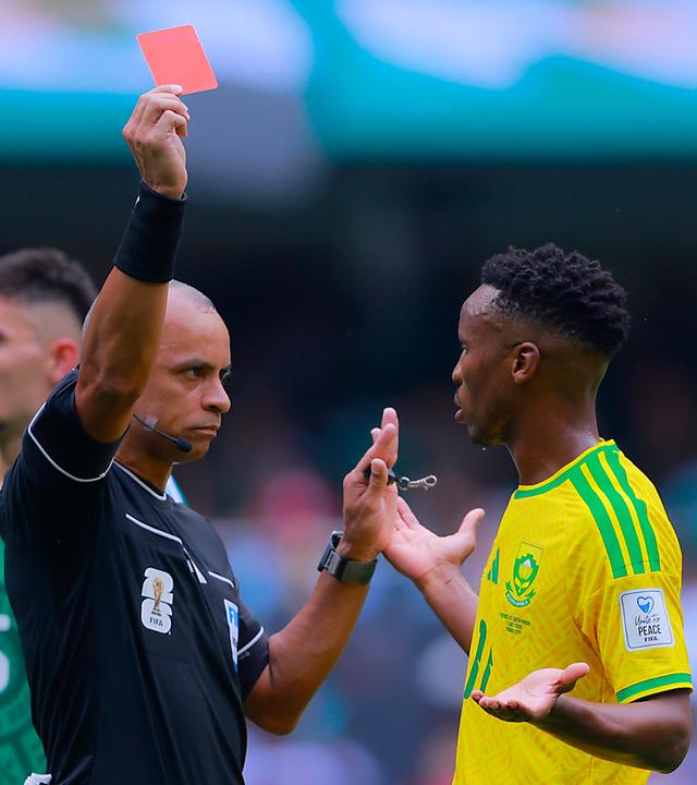 Schiedsrichter Wilton Pereira Sampaio (Brasilien) zeigt Themba Zwane (Suedafrika) die rote Karte.