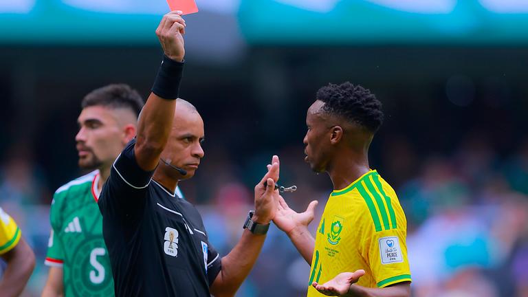 Schiedsrichter Wilton Pereira Sampaio (Brasilien) zeigt Themba Zwane (Suedafrika) die rote Karte.