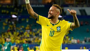 Neymar jubelt nach dem Spiel gegen Schottland