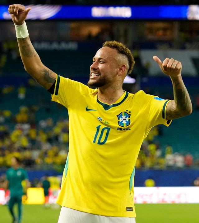 Neymar jubelt nach dem Spiel gegen Schottland