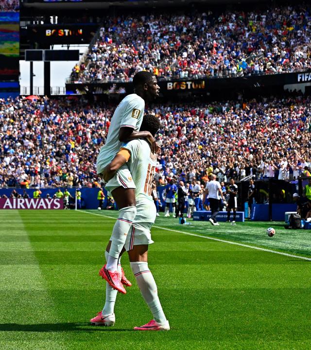 Fußball-WM: Kylian Mbappe hebt Ousmane Dembele in die Höhe