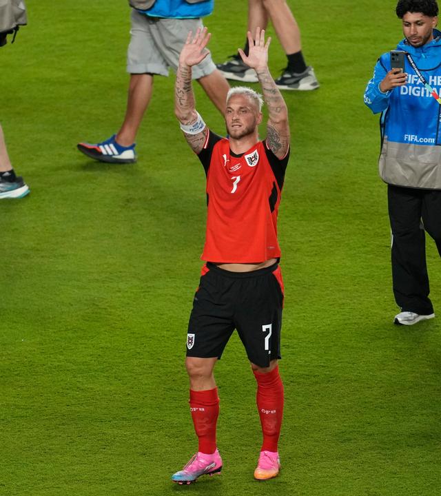 Marko Arnautovic winkt nach dem WM-Auftaktsieg von Österreich gegen Jordanien ins Publikum.