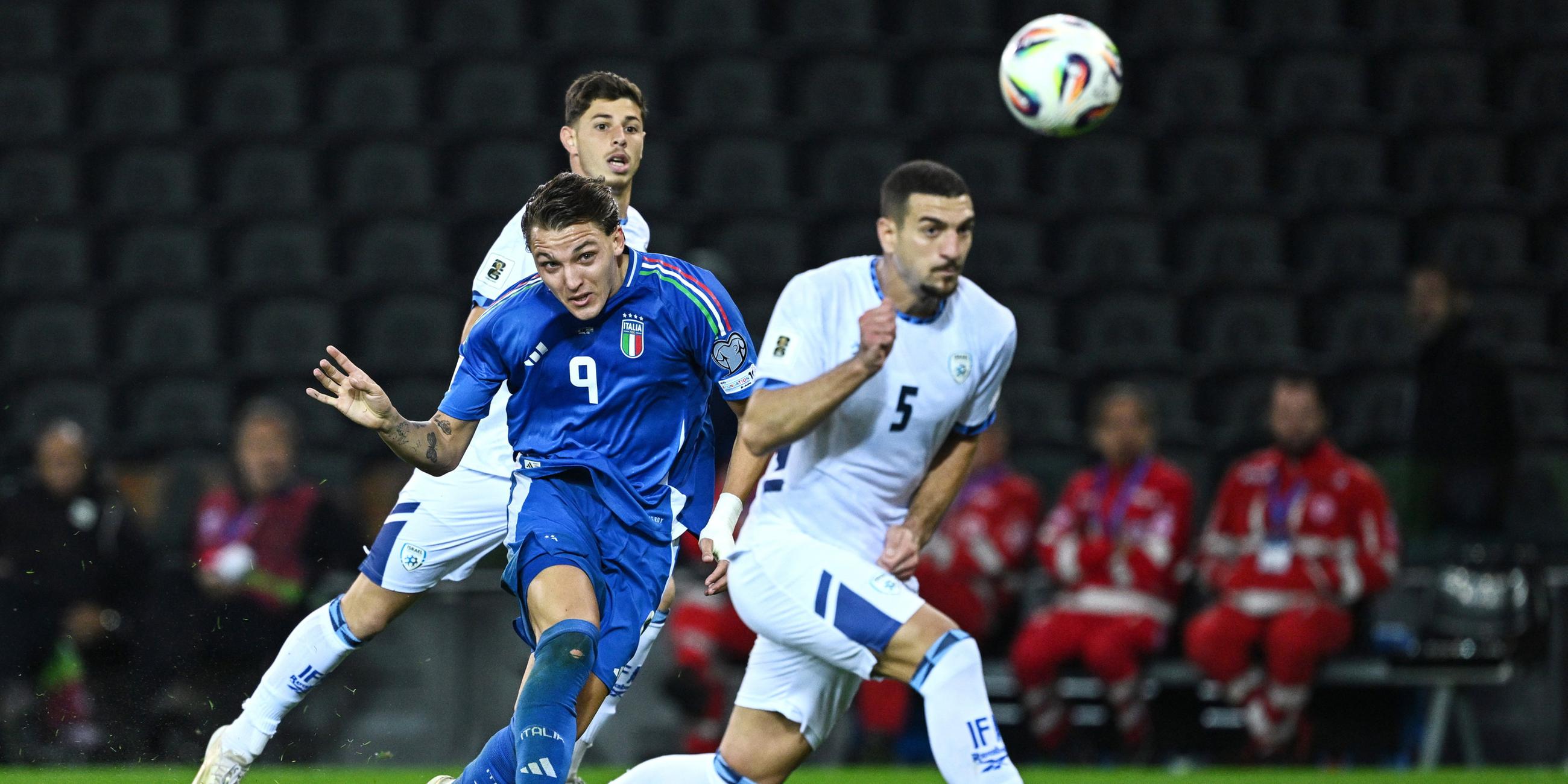Italiens Torschütze Mateo Retegui schießt das Tor zum 2:0 gegen Israel.
