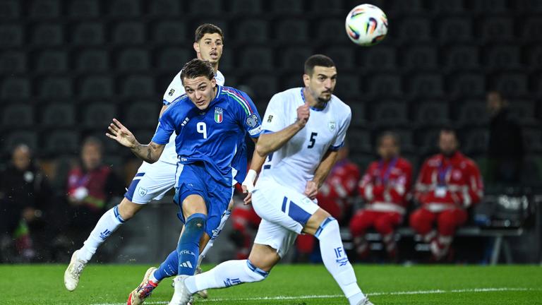 Italiens Torschütze Mateo Retegui schießt das Tor zum 2:0 gegen Israel.