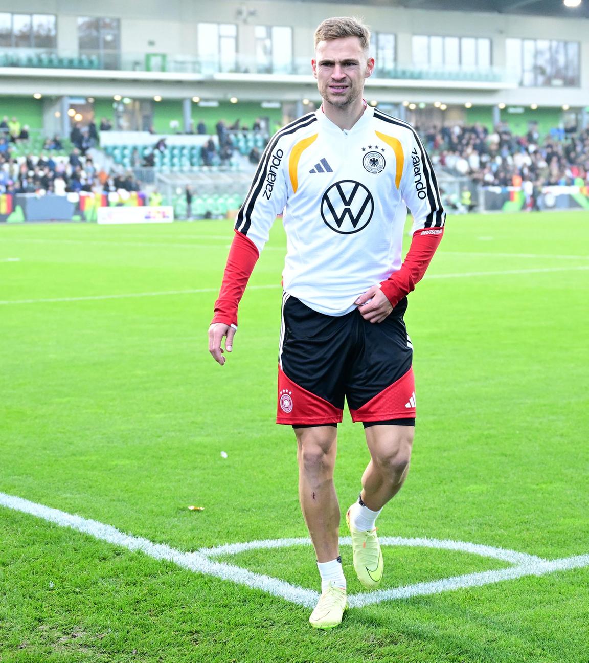 Joshua Kimmich allein auf dem Platz beim Training in Wolfsburg