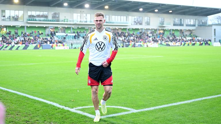 Joshua Kimmich allein auf dem Platz beim Training in Wolfsburg
