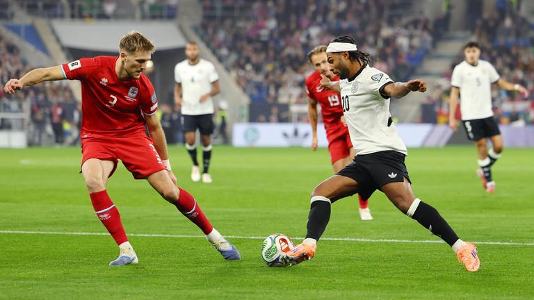 Deutschlands Serge Gnabry in Aktion gegen Enes Mahmutovic von Luxemburg.