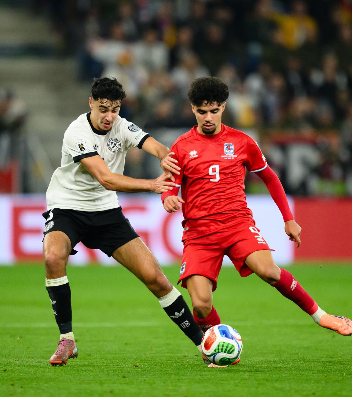 Deutschlands Aleksandar Pavlovic und Luxemburgs Aiman Dardari im Zweikampf um den Ball.