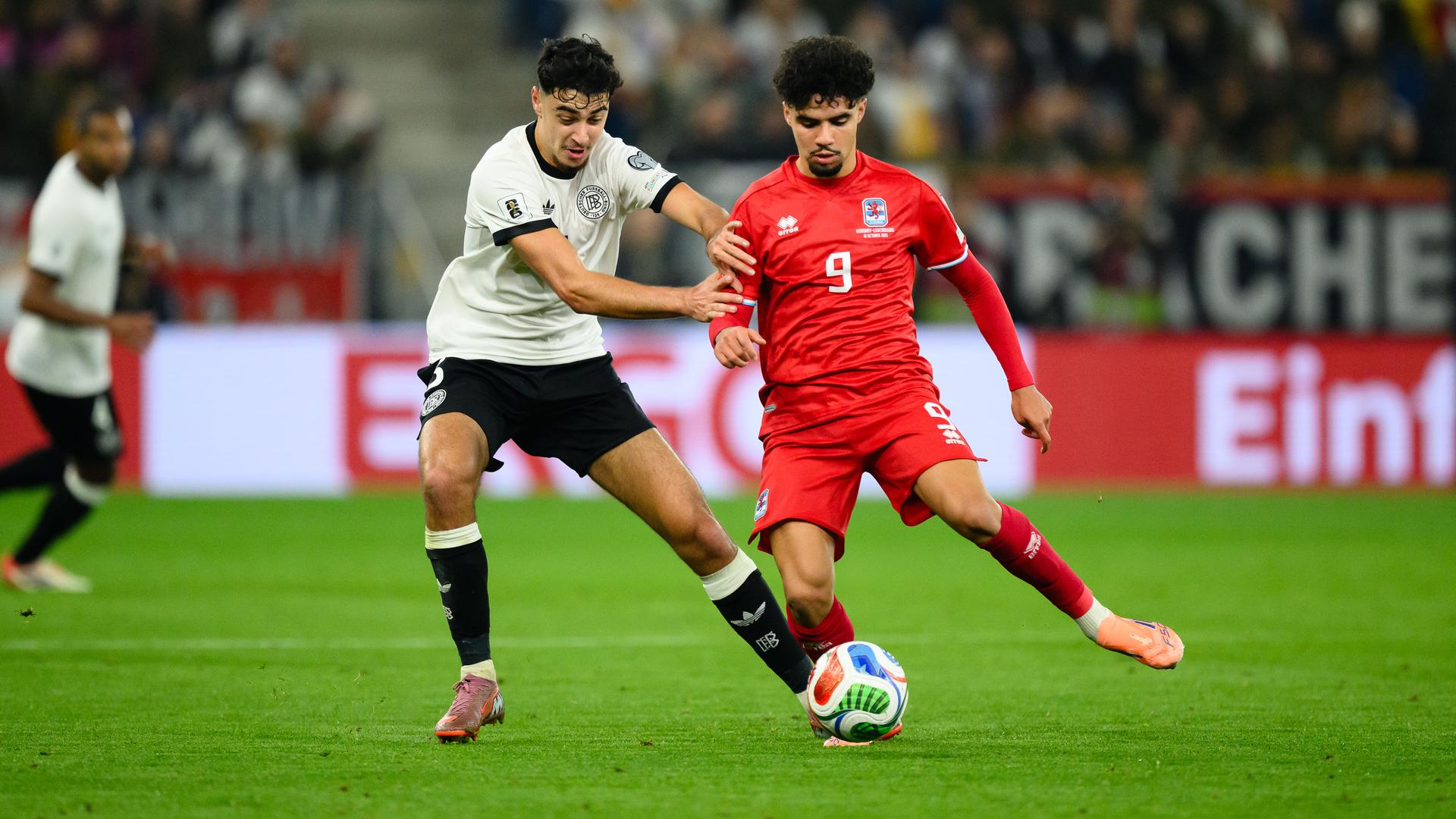 Deutschlands Aleksandar Pavlovic und Luxemburgs Aiman Dardari im Zweikampf um den Ball.