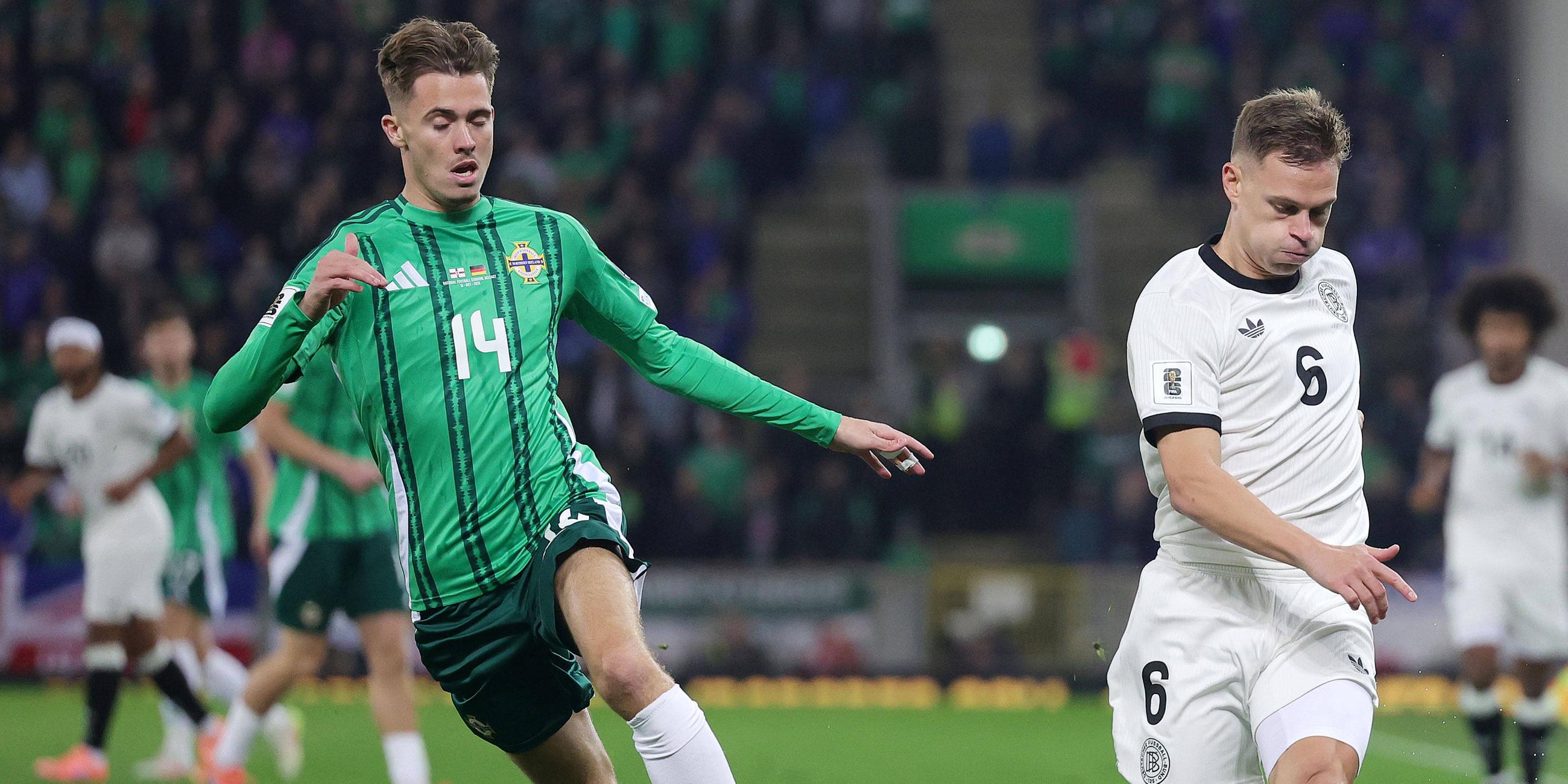 Deutschlands Joshua Kimmich in Aktion gegen den Nordiren Isaac Pricewith.