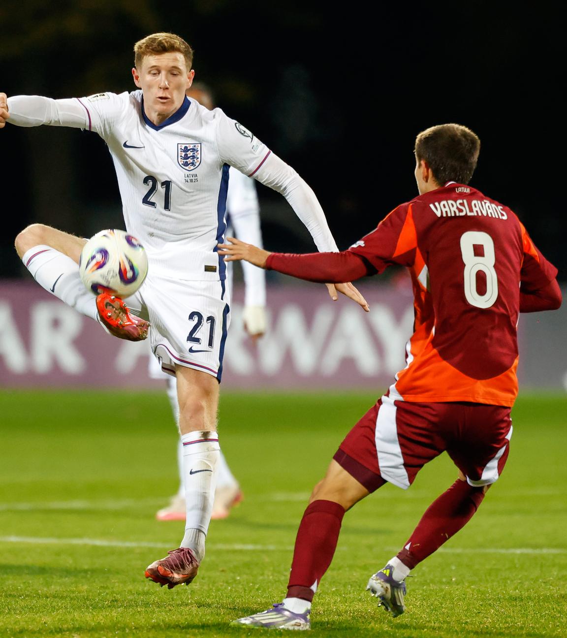 Englands Elliot Anderson in Aktion beim WM-Qualifikationsspiel gegen Lettland.