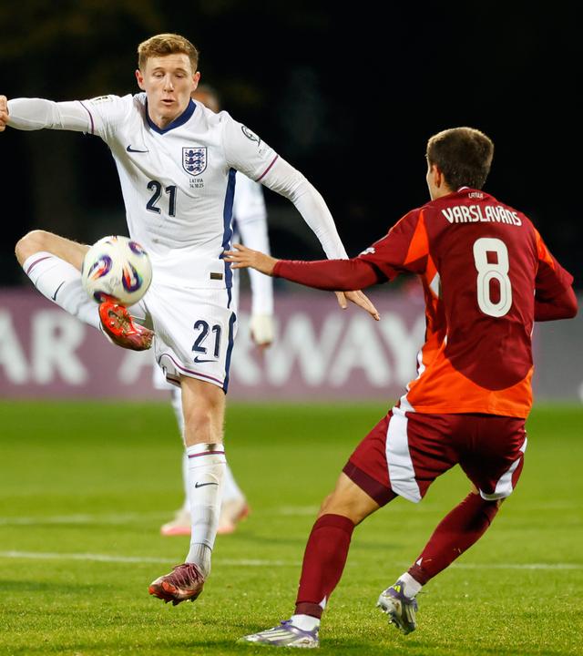 Englands Elliot Anderson in Aktion beim WM-Qualifikationsspiel gegen Lettland.