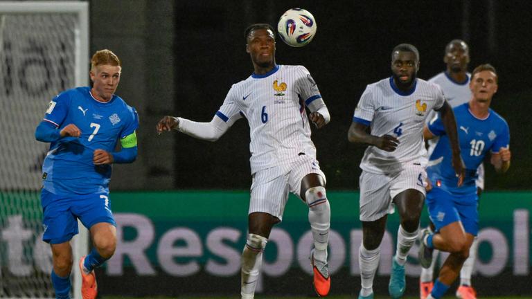 Frankreichs Eduardo Camavinga und Islands Hakon Arnar Haraldsson in Aktion.