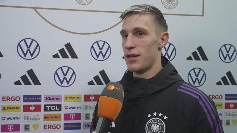 Nico Schlotterbeck während seinem Interview nach dem Sieg gegen Nordirland bei der WM-Qualifikation.