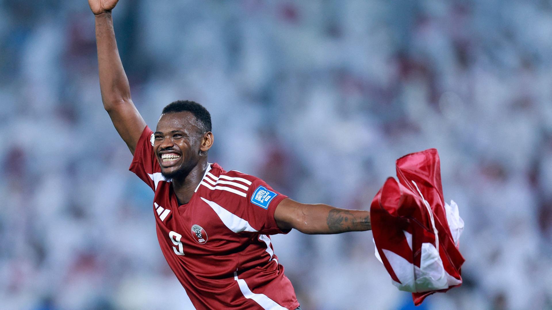 Katars Mohammed Mountari jubelt nach dem Sieg gegen die vereinigten arabischen Emirate.