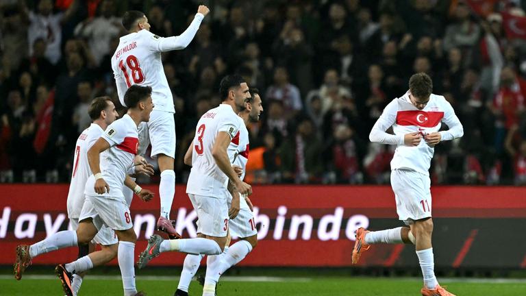 Türkeis Kenan Yildiz jubelt mit seinen Mitspielern nach seinem Treffer gegen Georgien.