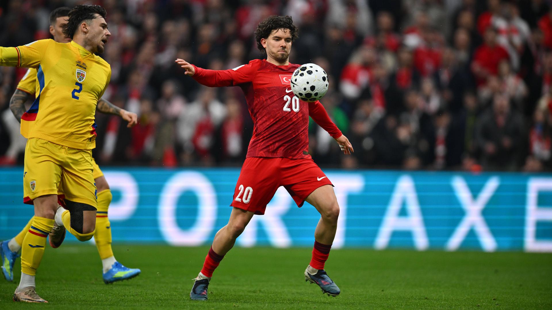 Ferdi Kadioglu erzielt das 1:0 für die Türkei gegen Rumänien am 26. März 2026.