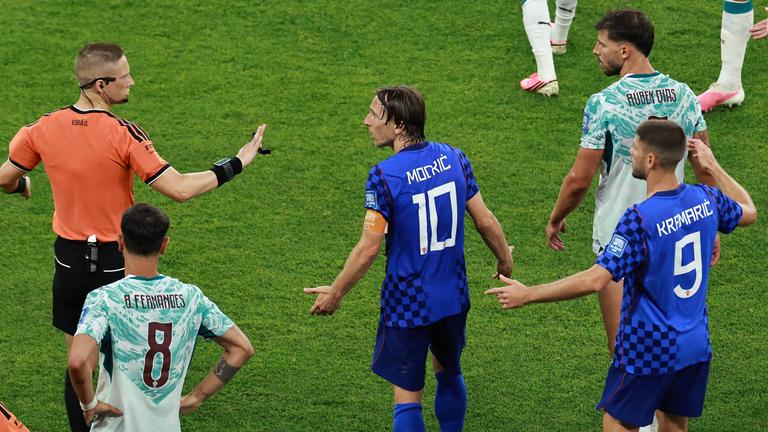 Schiedsrichter Espen Eskas im Spiel von Portugal gegen Kroatien.
