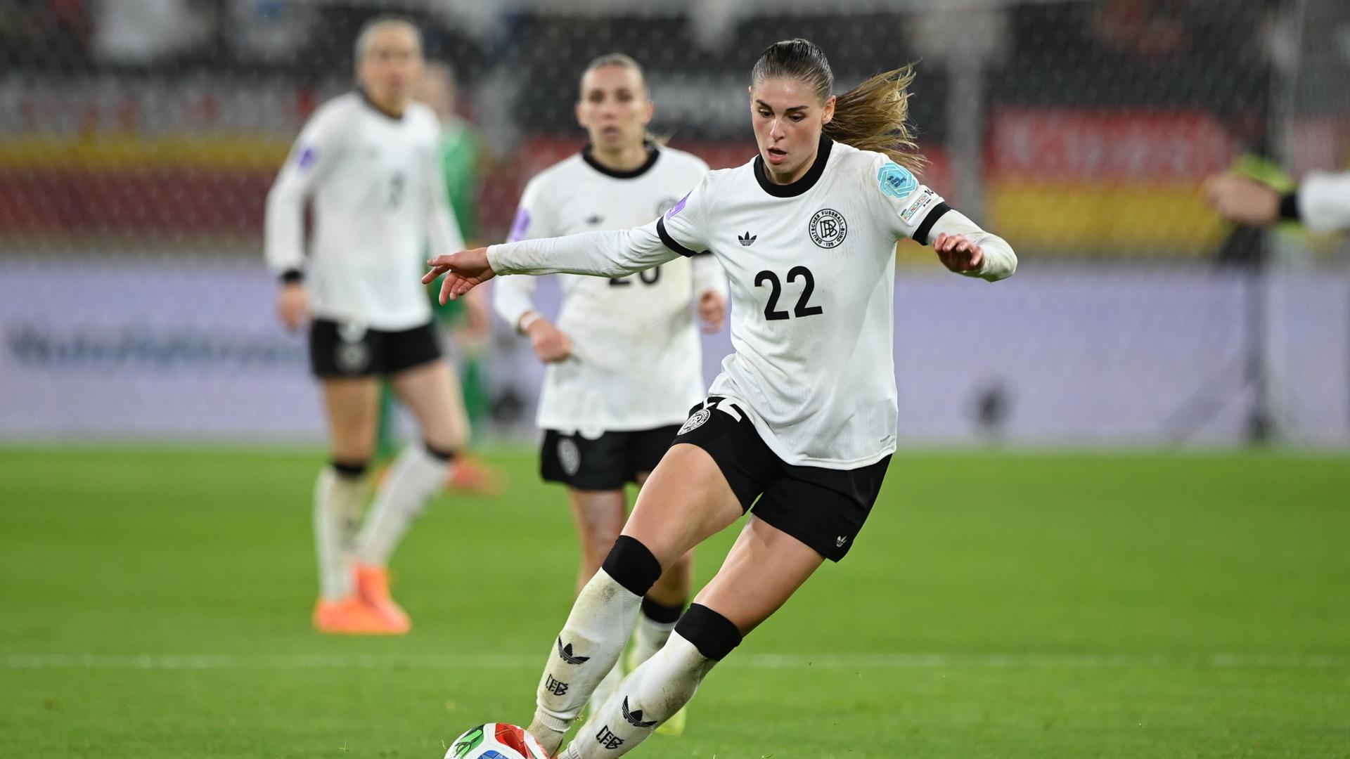 Fußball, Womens Nations League, Halbfinale Deutschland - Frankreich: Jule Brand in Aktion